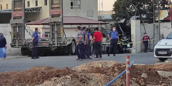 Hatay'da askeri TIR fabrikasının duvarına çarptı: 2 şehit