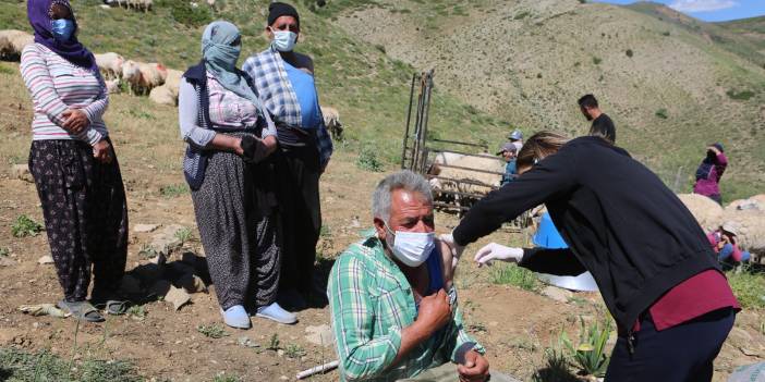 Tunceli'de sağlıkçılar dağ bayır gezerek vatandaşı aşılıyor