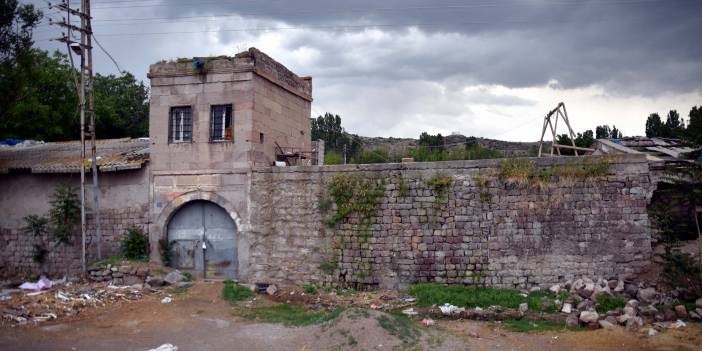 Atatürk'ün ziyaret ettiği tarihi han, ahır oldu