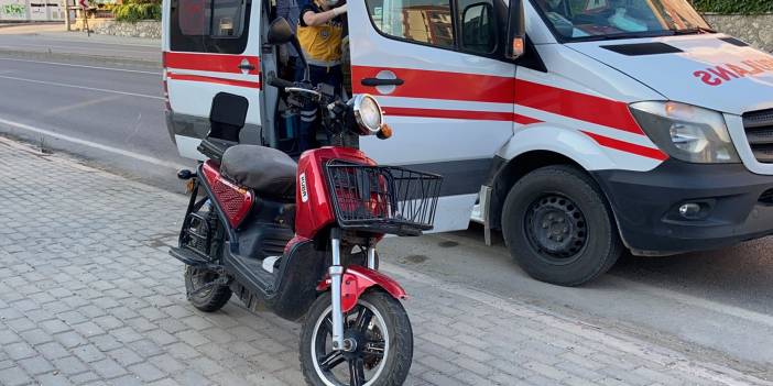 3 kişinin bindiği elektrikli bisiklet yayaya çarptı