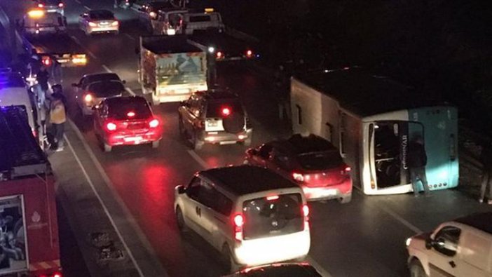 İstanbul'da zincirleme kaza; Halk otobüsü devrildi: Yaralılar var