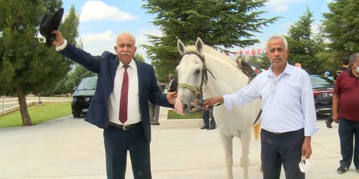 Mersin'den kırata binip Demirel'in Isparta'daki mezarına gitti