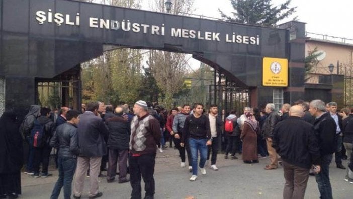 Şişli Mesleki ve Teknik Anadolu Lisesi önünde velilerden eylem