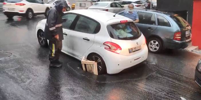 Otomobil yol ortasındaki çukura düştü