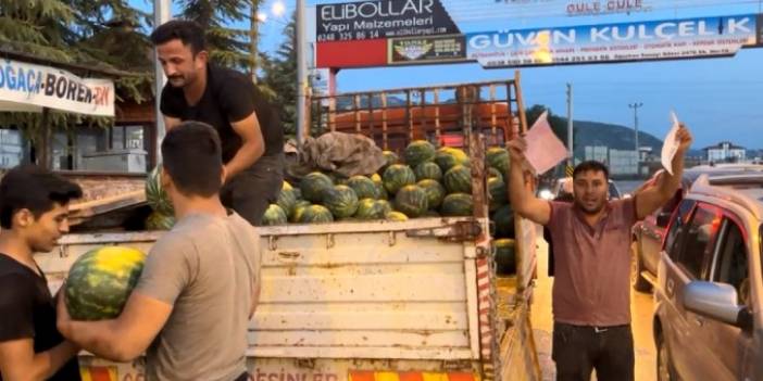 Belediyenin yazdığı cezalara sinirlenen satıcı bedava karpuz dağıttı