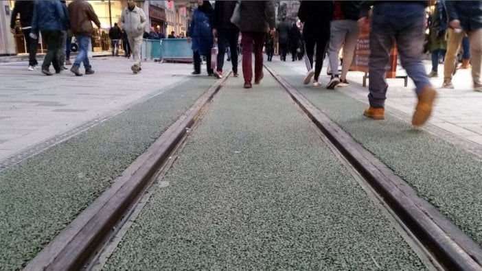 İstiklal Caddesi nostaljik tramvay hattına yeşil kauçuk döşendi