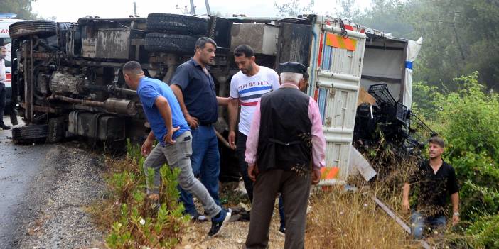 İşçileri taşıyan kamyonet devrildi: 11 yaralı