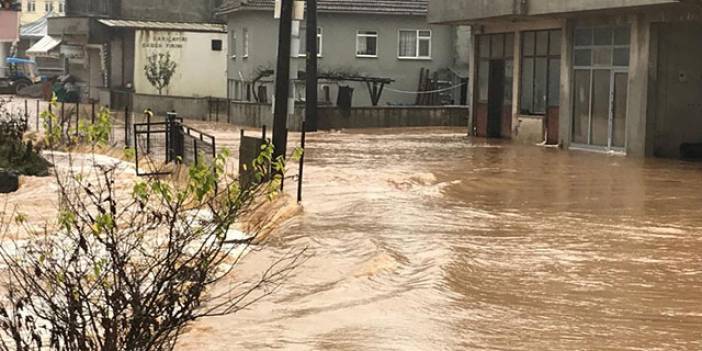 Düzce'de selde evlerinde mahsur kalan 27 kişi kurtarıldı