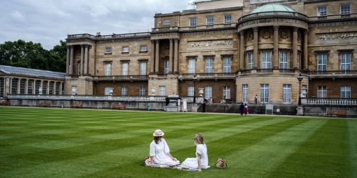 İngiltere'de bir ilk: Buckingham Sarayı bahçesinde piknik