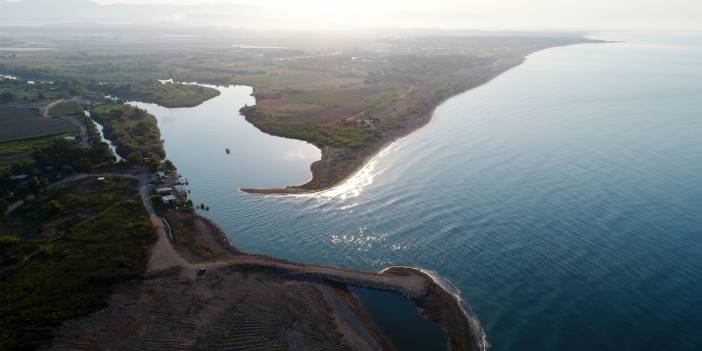 Devlet Su İşleri'nin 'mendirek' inadı yüzünden caretta kumsalı 100 metre eridi