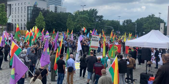 Almanya'da PKK destekçileri Alman polisini protesto etti