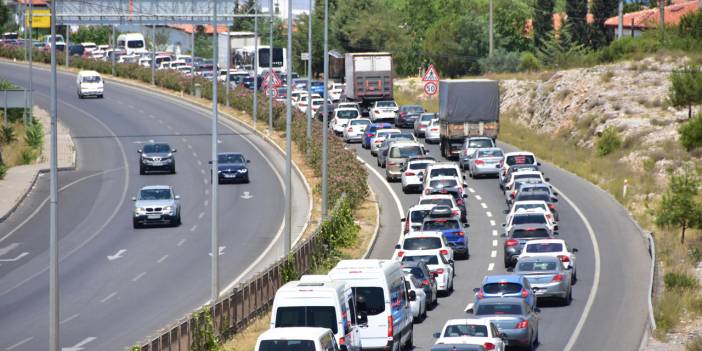 Tatilci akını başladı! 8 kilometrelik kuyruk