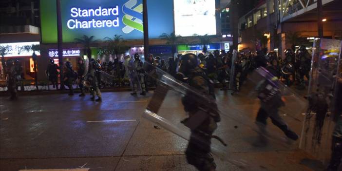 Hong Kong’da polis, üniversiteye baskın düzenledi