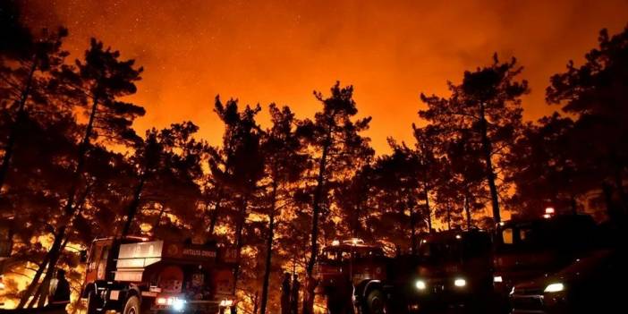 Hatay ve Mersin'deki yangınlar devam ediyor: 50 ev tahliye edildi