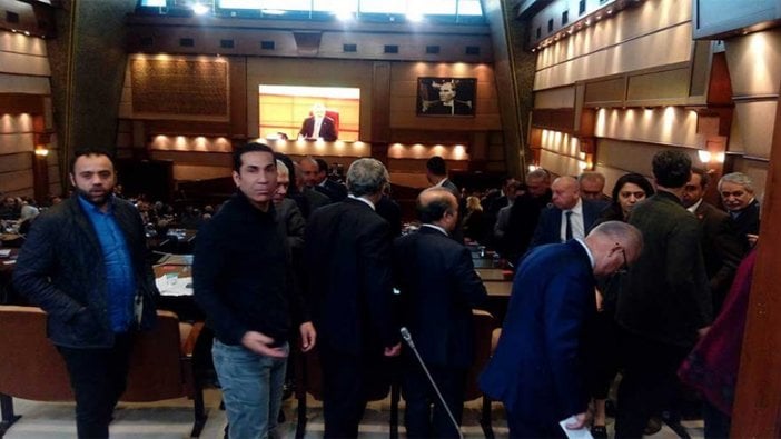 İstanbul Belediyesi bütçe görüşmesinde gerginlik çıktı... CHP görüşmeleri terk etti