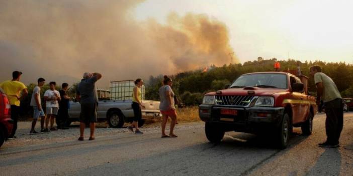 Rodos Adası yanmaya devam ediyor: Elektriksiz ve susuz kaldı