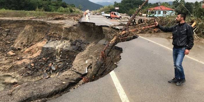 Çatalzeytin'deki selde yıkılan köprünün onarımı için malzeme taşıyan tır devrilerek alev aldı