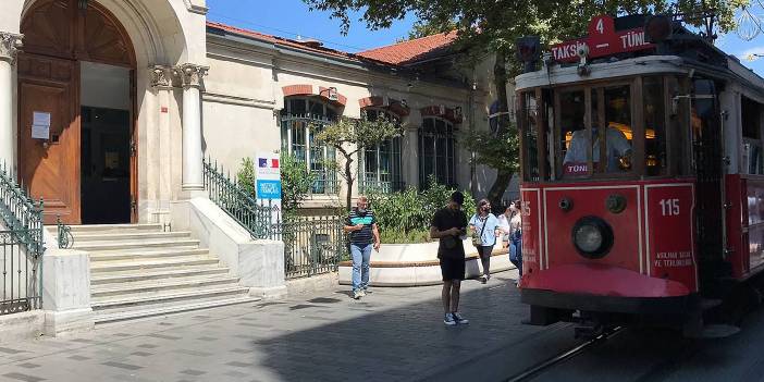 Kira sözleşmeleri bittiği için  Fransa Konsolosluğu'na sokulmuyorlar