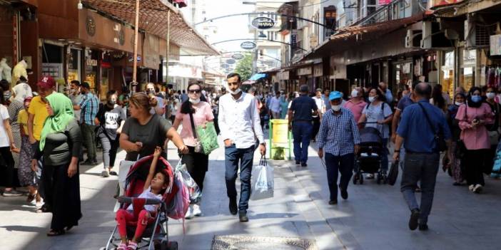 Vakaların 20 günde 2 kat arttığı Gaziantep'te, çarşı ve meydanlarda yoğunluk