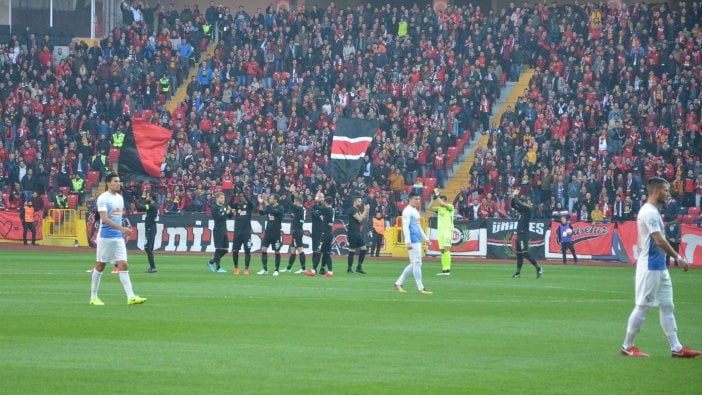 Eskişehirsporlu futbolculardan 1 dakikalık protesto