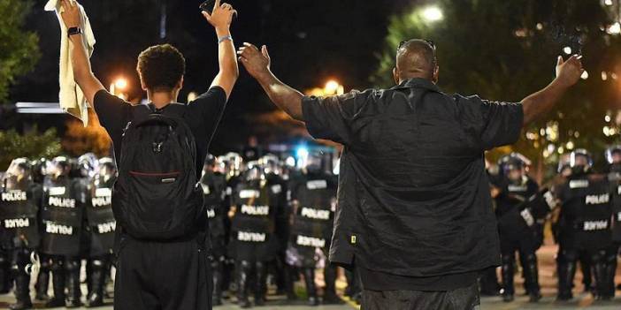 ABD'de aşırı sağcı grubun liderine Black Lives Matter bayrağı yaktığı için 155 gün hapis cezası