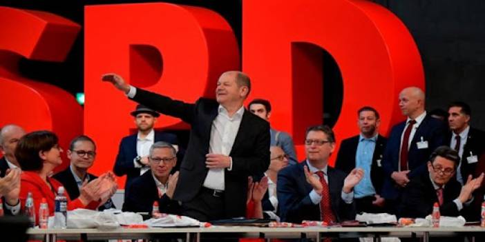 Almanya'da 15 yılın ardından SPD anketlerde birinci parti çıktı