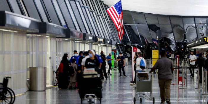 Tahliye edilen Afganlar Dulles Havalimanı'na götürülüyor