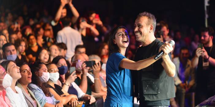 Haluk Levent, konserinde sağlık çalışanıyla dans etti