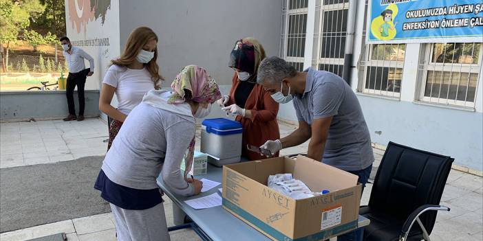 Veli ve öğretmenler için okul bahçelerine aşı standı kuruldu