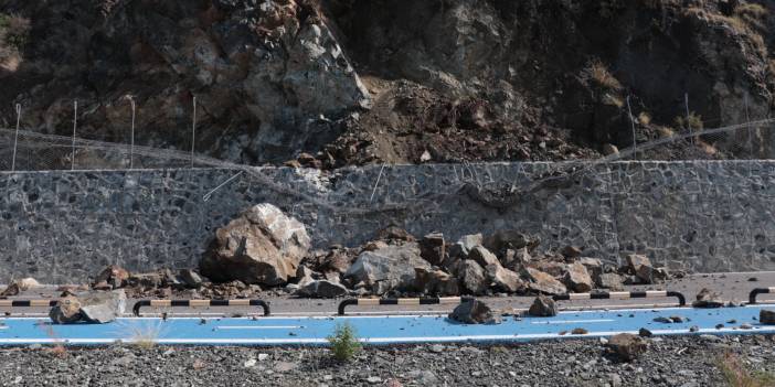 Hatay'da heyelan: Samandağ-Arsuz yolu trafiğe kapandı