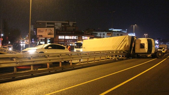 Metrobüs yoluna TIR devrildi: 1'i ağır 3 yaralı