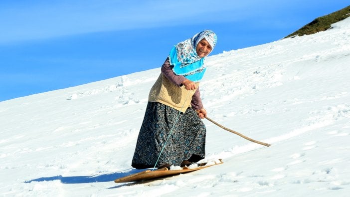 Rize'nin o köyüne kar yağdı, tahtasını alan doğal pistlere koştu