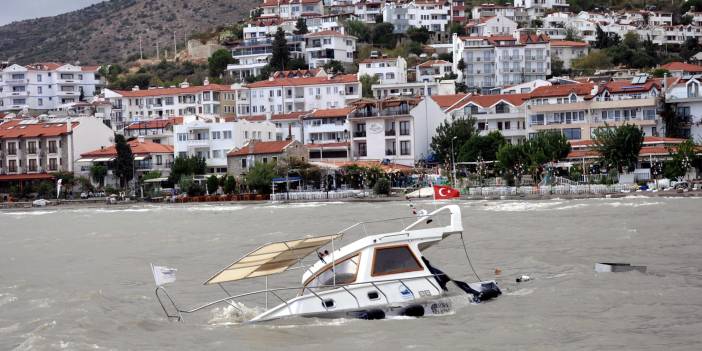 Datça'da fırtına: 1 tekne battı