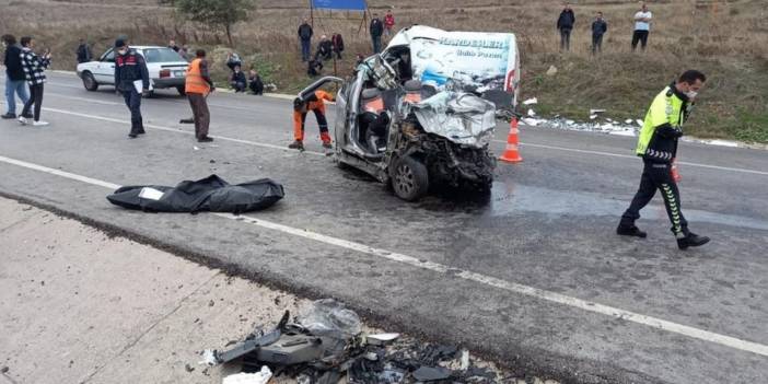 Otomobil ile minibüs kafa kafaya çarpıştı: Sürücüler yaşamını yitirdi