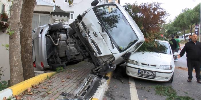 Freni boşalan kamyonet 4 araca çarparak durdu