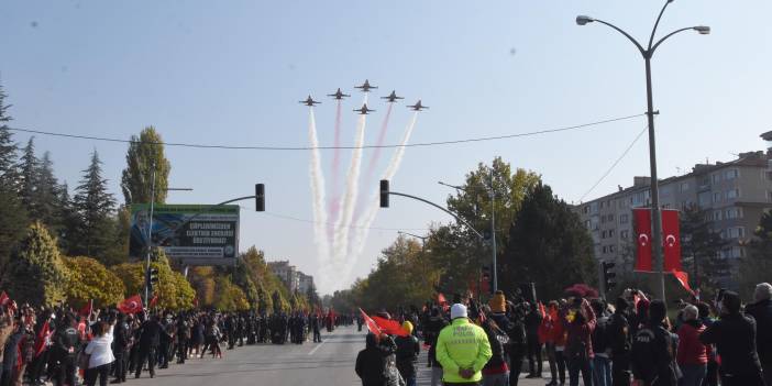 Eskişehir'deki kutlamalarda Türk Yıldızları gösterisi