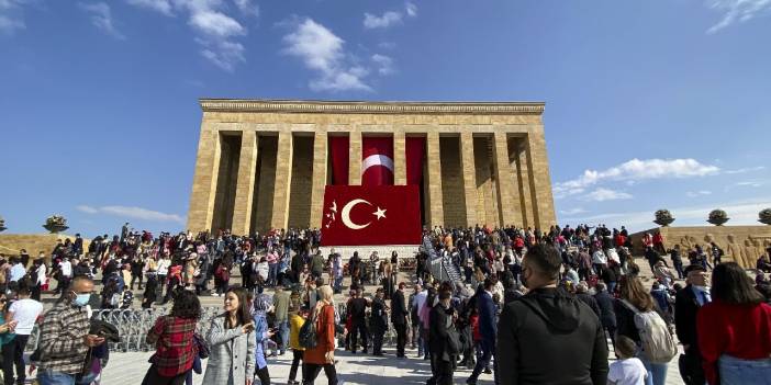 Cumhuriyetin 98'inci yılında yurttaşlar Anıtkabir'e akın etti