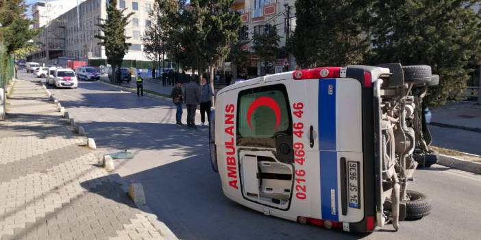 Otomobille çarpışan ambulans devrildi