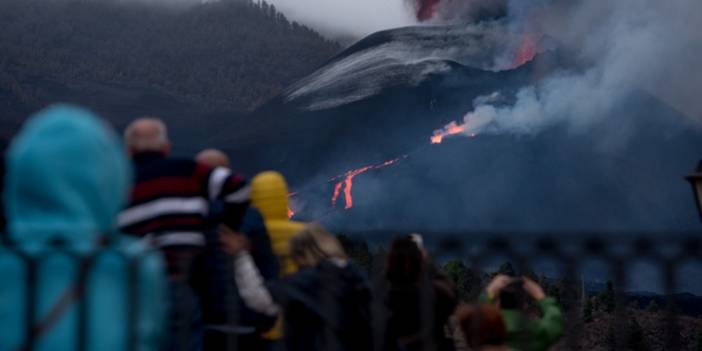 La Palma'da hala sönmeyen yanardağ uçuşları iptal ettirdi