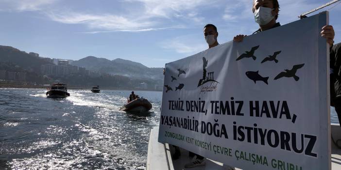 Teknelerle açılıp, 'Karadeniz yaşasın' dövizleri açarak uyardılar