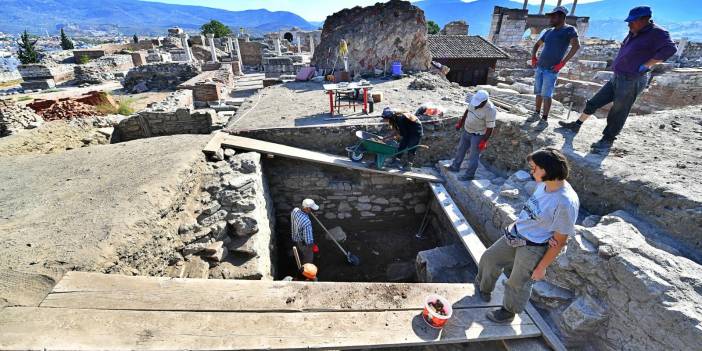 İzmir'de arkeolojik kazı alanına DNA laboratuvarı kuruldu