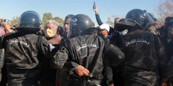 Tunus'da 'çöp protestosuna' gaz bombalı müdahale