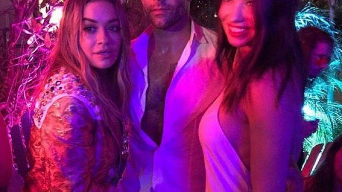 Adriana Lima, Ricky Martin ve Rita Ora ile birlikte