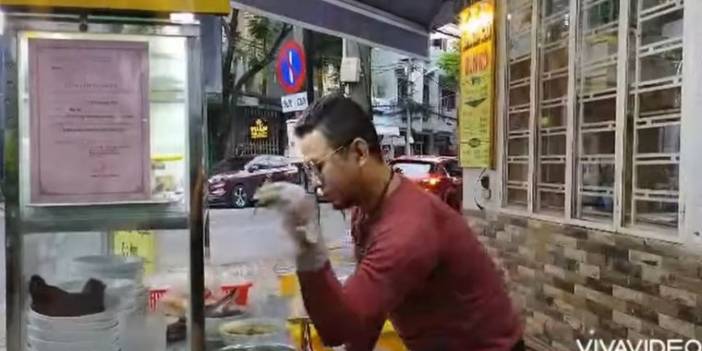 Vietnam'da Nusret'i taklit eden noodle satıcısı polis merkezine çağrıldı