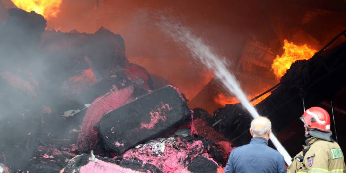 Uşak'ta çıkan fabrika yangınında soğutma çalışmaları devam ediyor