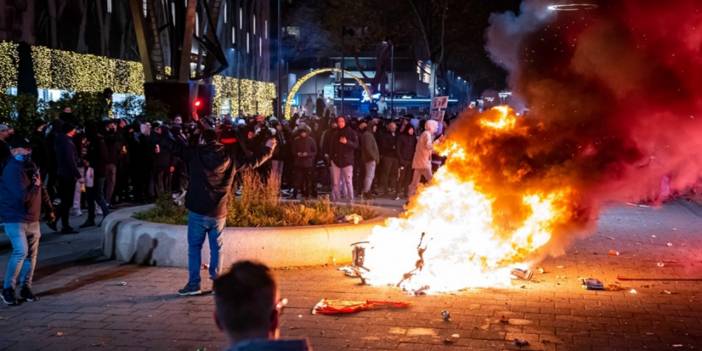 Hollanda'da Covid-19 kısıtlamaları halkı sokağa döktü: Eylemciler polisle çatıştı