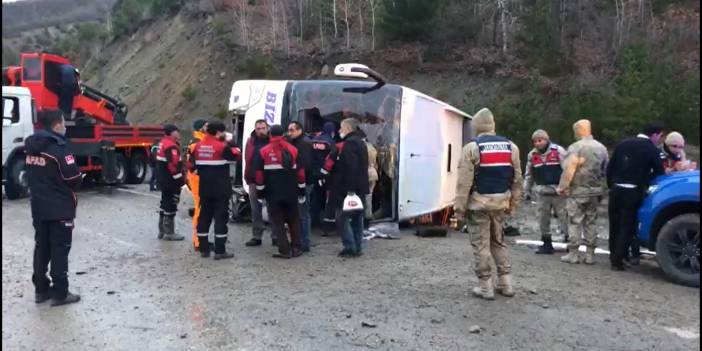 Erzincan'da yolcu otobüsü devrildi: 22 yaralı