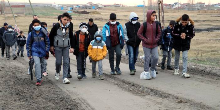 Okula giden 3 km’lik yol… Kurtlar, kanallar ve tehlikelerle dolu