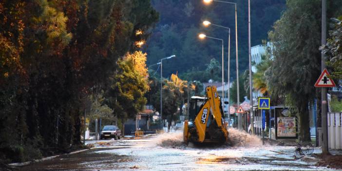 Bodrum ve Marmaris'te hayat felç oldu... Ev ve iş yerlerini su bastı