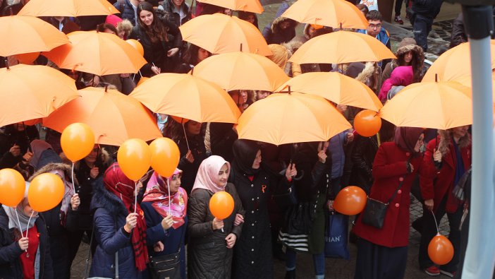 Sağlık çalışanları, kadına yönelik şiddete tepki için yürüdü